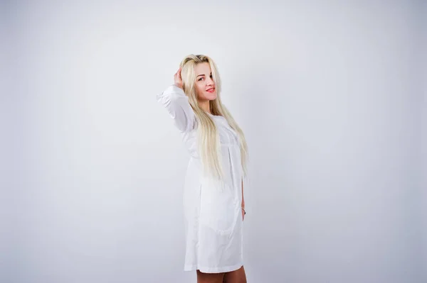 Привлекательная Блондинка Врач Медсестра Халате Изолированы Белом Фоне — стоковое фото