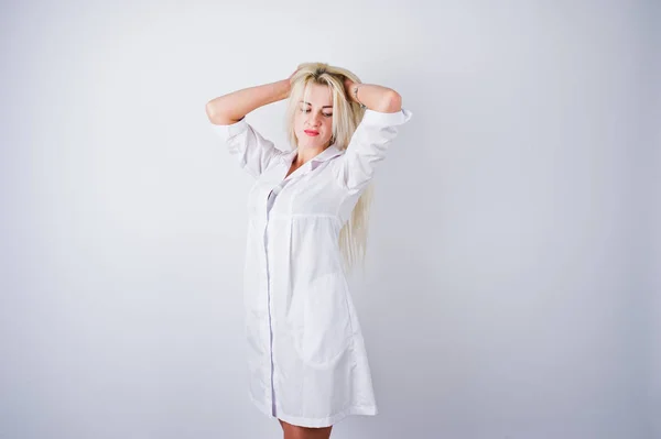 Jolie Blonde Médecin Infirmière Blouse Isolée Sur Fond Blanc — Photo