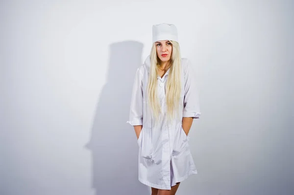 Attraktiva Blonda Kvinnliga Läkare Eller Sjuksköterska Labbrock Isolerad Vit Bakgrund — Stockfoto