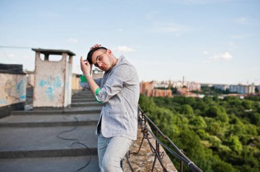 Gri takım elbise ve gözlük hayalperest şık maço adam çatıda poz verdi.. 