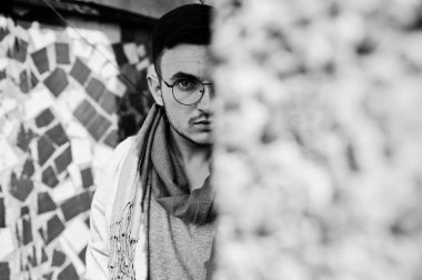 Gri takım elbise, eşarp ve gözlük hayalperest şık maço adam çatıda poz verdi.. 