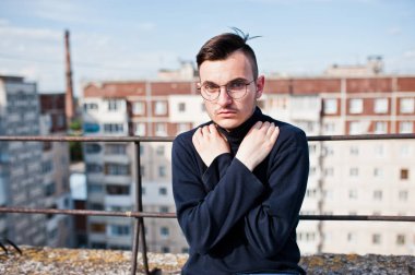 Hayalperest şık maço erkek siyah golf ve gözlük çatıda poz verdi..