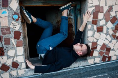 Hayalperest şık maço erkek siyah golf ve gözlük çatıda poz verdi..