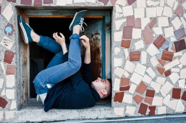 Hayalperest şık maço erkek siyah golf ve gözlük çatıda poz verdi..