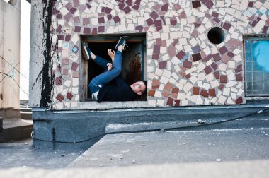 Hayalperest şık maço erkek siyah golf ve gözlük çatıda poz verdi..