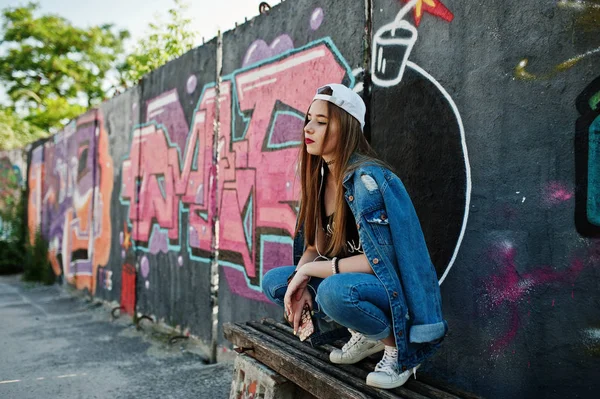 Menina Hipster Casual Elegante Boné Jeans Usar Ouvir Música Fones — Fotografia de Stock