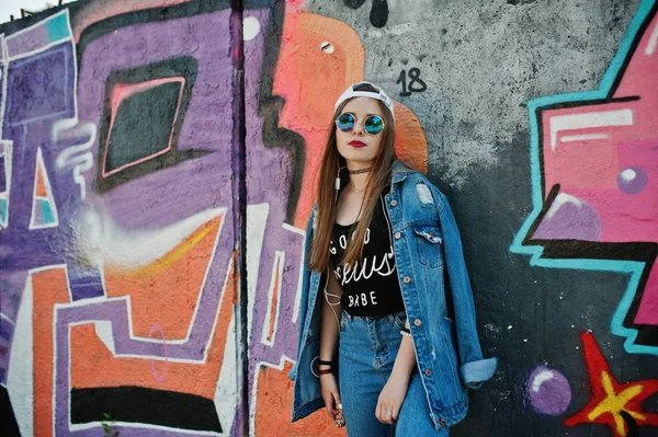 Elegante Chica Hipster Casual Gorra Gafas Sol Jeans Escuchando Música —  Fotos de Stock