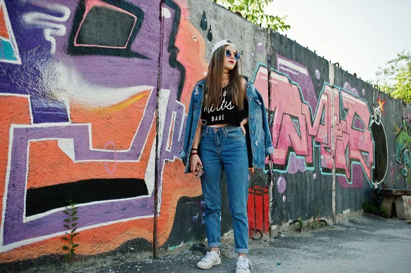 Élégant Casual Hipster Girl Casquette Lunettes Soleil Jeans Porter Écouter — Photo