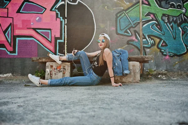 Menina Hipster Casual Elegante Boné Óculos Sol Jeans Desgaste Ouvindo — Fotografia de Stock