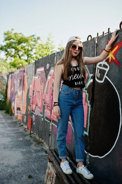 Stijlvolle Casual Hipster Meisje Pet Zonnebril Jeans Slijtage Tegen Grote — Stockfoto