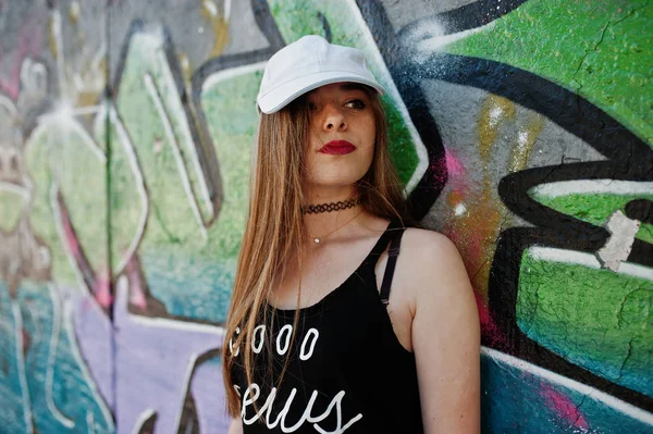 Stylisches Lässiges Hipster Mädchen Mütze Und Jeans Gegen Große Graffiti — Stockfoto