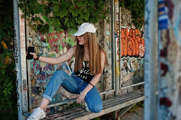 Menina Hipster Casual Elegante Boné Jeans Desgaste Ouvindo Música Fones — Fotografia de Stock