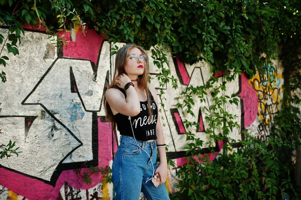 Elegante Chica Hipster Casual Gorra Gafas Jeans Escuchando Música Desde —  Fotos de Stock