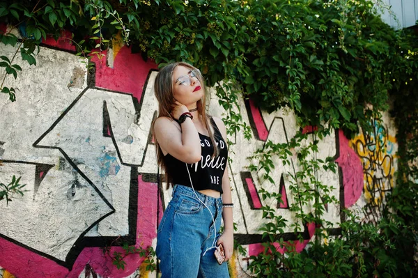 Elegante Chica Hipster Casual Gorra Gafas Jeans Escuchando Música Desde — Foto de Stock