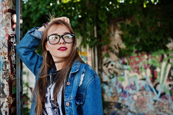 Menina Hipster Casual Elegante Jeans Desgaste Óculos Contra Grande Parede — Fotografia de Stock