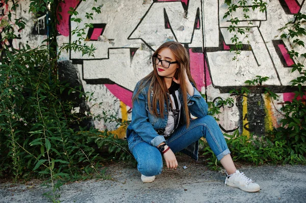 Élégant Casual Hipster Girl Jeans Porter Lunettes Contre Grand Mur — Photo