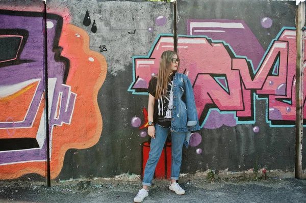 Stylová Ležérní Bokovky Dívka Jeansové Zboží Brýle Proti Velkým Graffiti — Stock fotografie