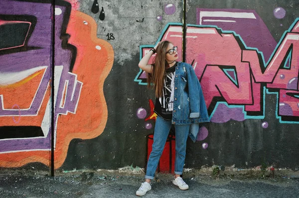 Stijlvolle Casual Hipster Meisje Jeans Slijtage Bril Tegen Grote Graffiti — Stockfoto