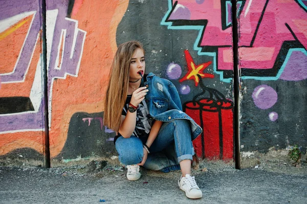 Elegante Chica Hipster Casual Jeans Gafas Contra Gran Pared Graffiti — Foto de Stock