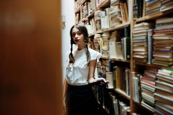 Fille Avec Des Nattes Chemisier Blanc Vieille Bibliothèque — Photo