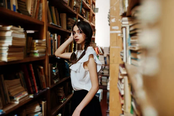 Fille Avec Des Nattes Chemisier Blanc Vieille Bibliothèque — Photo