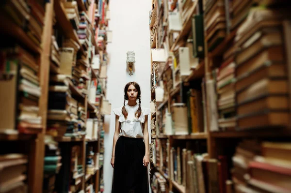 Menina Com Tranças Blusa Branca Biblioteca Velha — Fotografia de Stock