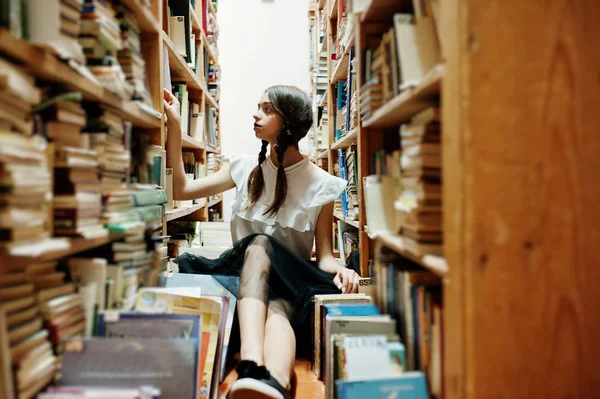 Девушка Косичками Белой Блузке Старой Библиотеке — стоковое фото