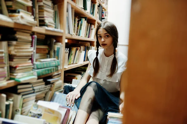 古い図書館で白いブラウスにおさげの少女 — ストック写真