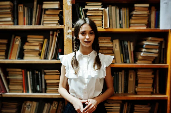 Дівчина Кісками Білій Блузці Старій Бібліотеці — стокове фото