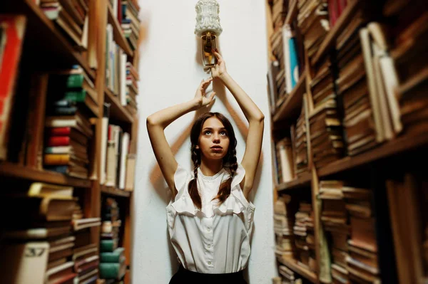 Meisje Met Pigtails Witte Blouse Oude Bibliotheek — Stockfoto