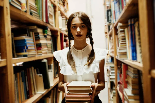 Fille Avec Des Nattes Chemisier Blanc Vieille Bibliothèque — Photo