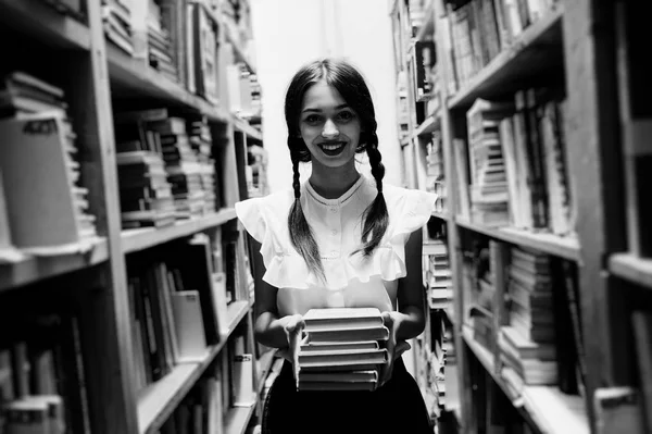 Κορίτσι Κοτσίδες Στη Λευκή Μπλούζα Στο Παλιό Βιβλιοθήκη — Φωτογραφία Αρχείου