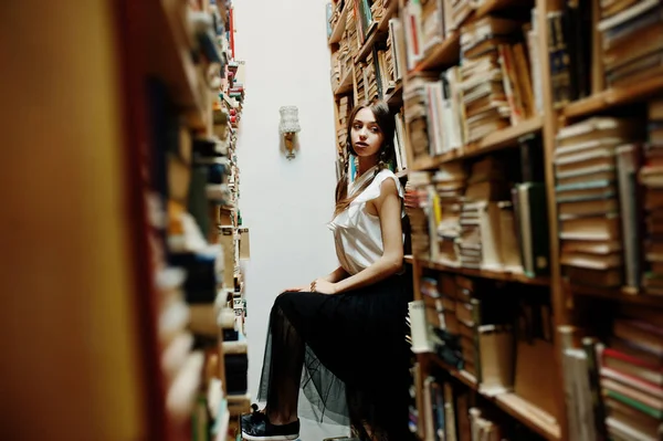 Menina Com Tranças Blusa Branca Biblioteca Velha — Fotografia de Stock