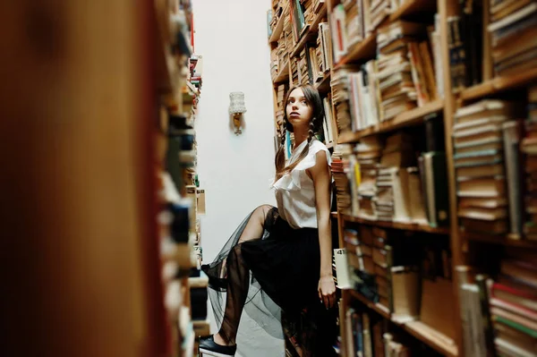 Mädchen Mit Zöpfen Weißer Bluse Alter Bibliothek — Stockfoto