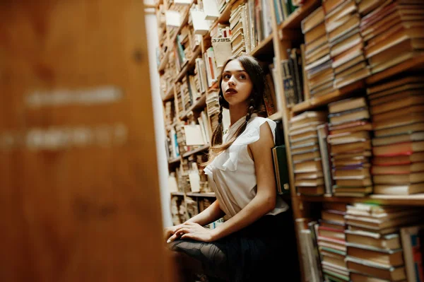 Fille Avec Des Nattes Chemisier Blanc Vieille Bibliothèque — Photo