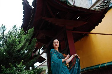 Güzel Hint brumette kız ya da hindu kadın modeli Japon geleneksel ev karşı portresi.