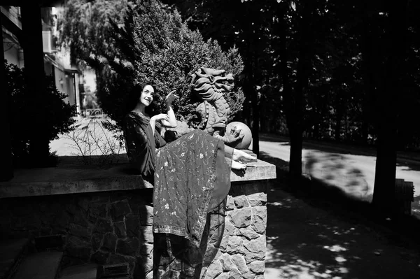 Retrato Bela Menina Indiana Brumette Modelo Mulher Hindu Contra Casa — Fotografia de Stock