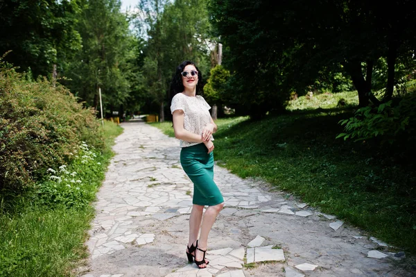 Menina Morena Saia Verde Blusa Branca Com Óculos Sol Posados — Fotografia de Stock