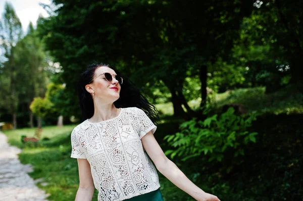 Brünettes Mädchen Grünem Rock Und Weißer Bluse Mit Sonnenbrille Posierte — Stockfoto
