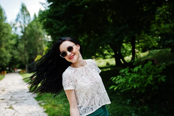Chica Morena Falda Verde Blusa Blanca Con Gafas Sol Posadas — Foto de Stock