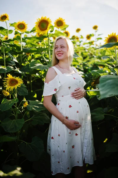 Blondă Mamă Însărcinată Câmp Floarea Soarelui Momente Fericite Sarcină — Fotografie, imagine de stoc