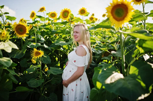Блондинка Вагітна Мати Полі Соняшнику Щасливі Миті Вагітності — стокове фото
