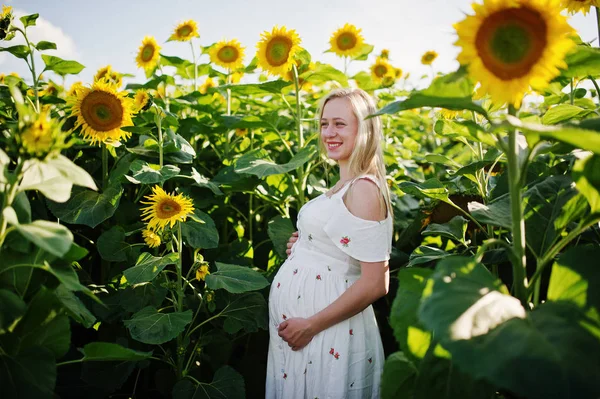 Беременная Блондинка Поле Подсолнухов Счастливые Моменты Беременности — стоковое фото
