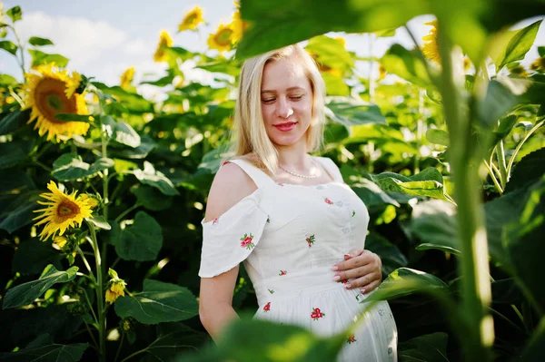 Blonde Zwangere Moeder Zonnebloemen Veld Gelukkige Momenten Van Zwangerschap — Stockfoto