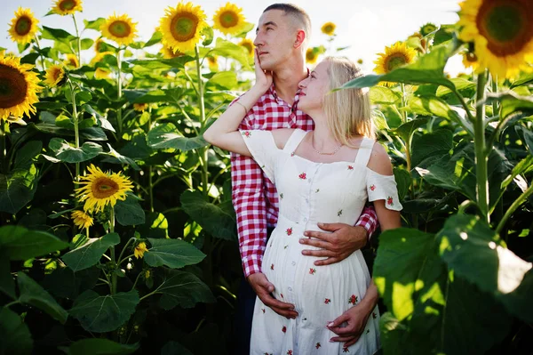 Zwanger Koppel Zonnebloemen Veld Gelukkige Momenten Van Zwangerschap — Stockfoto