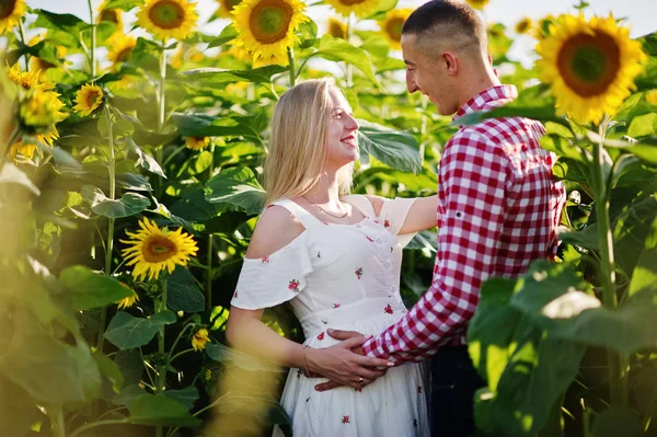 Pareja Embarazada Campo Girasoles Momentos Felices Embarazo —  Fotos de Stock