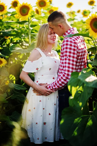 Zwanger Koppel Zonnebloemen Veld Gelukkige Momenten Van Zwangerschap — Stockfoto