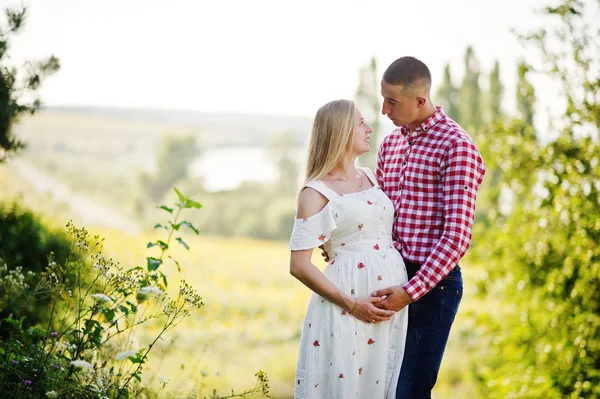 Casal Grávida Terreno Momentos Felizes Gravidez — Fotografia de Stock