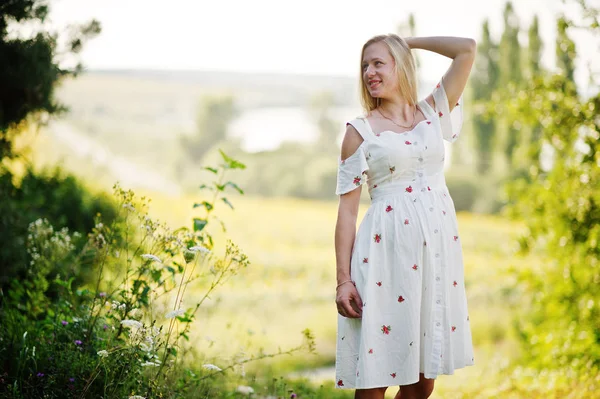 Blondin Gravid Mor Ängen Fält Lyckliga Stunder Graviditeten — Stockfoto