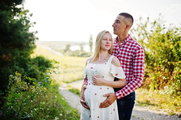 Casal Grávida Terreno Momentos Felizes Gravidez — Fotografia de Stock